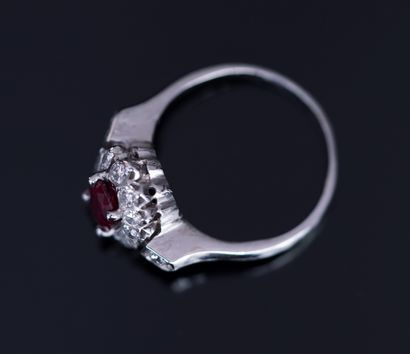 RING in 18K (750/°°) white gold, centered...
