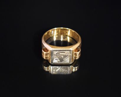 BAGUE en or jaune 18k (750/°°), chevalière...