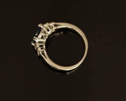 BAGUE en or gris 18k (750/°°) centrée d'un...