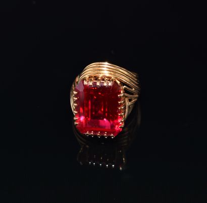 BAGUE en or jaune 18k (750/°°), corps multibrin...