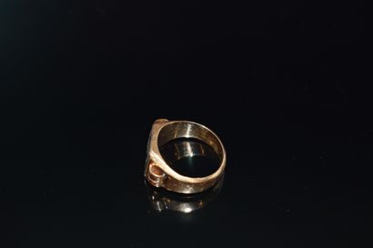 BAGUE en or jaune 18k (750/°°), chevalière...