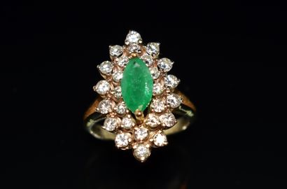 BAGUE en or jaune 18k (750/°°), marquise...