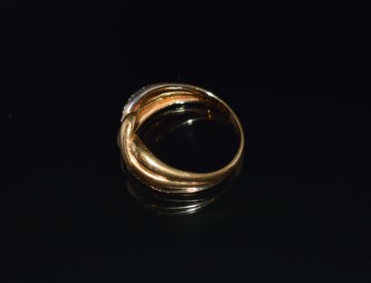BAGUE en or jaune 18k (750/°°) à décor traversant...