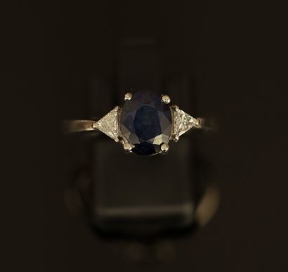 BAGUE en or gris 18k (750/°°) centrée d'un...