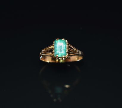 BAGUE en or jaune 18k (750/°°), ornée d’une...