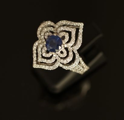 BAGUE en or gris 18k (750/°°) de forme polylobée,...