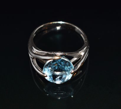 BAGUE en or blanc 18k (750/°°), centrée d’une...