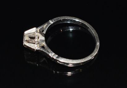 BAGUE SOLITAIRE en or blanc 18K (750/°°)...