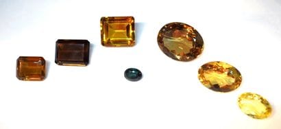 LOT de PIERRES sur plis, composé d’une tourmaline...