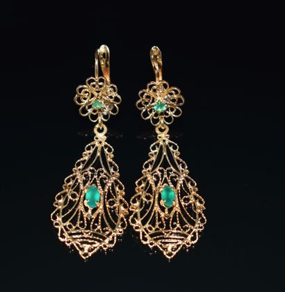 PAIRE DE PENDANTS D’OREILLES en or jaune...