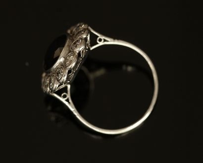 BAGUE POMPADOUR en platine 850/°° centrée...