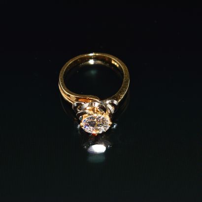 BAGUE en or jaune 18k (750/°°), ornée d’un...