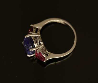 BAGUE en or gris 18k (750/°°) centrée d'u...