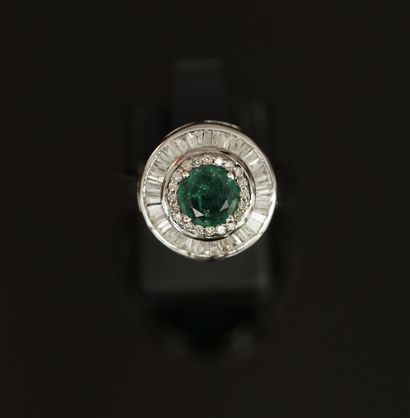 BAGUE or gris 18k (750/°°) centrée d'une...