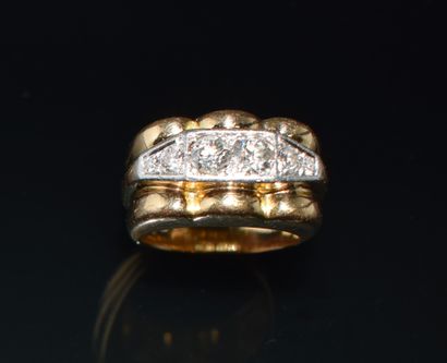 BAGUE en or jaune 18K (750/°°) jonc godronnée...