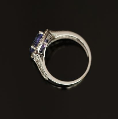 BAGUE en or gris 18K (750/°°) serti d'une...