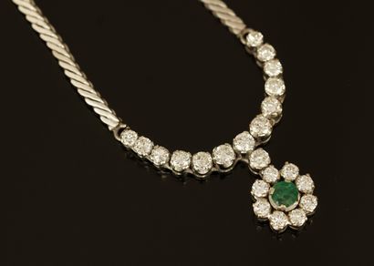 COLLIER en or blanc 14k (585/°°), centré...
