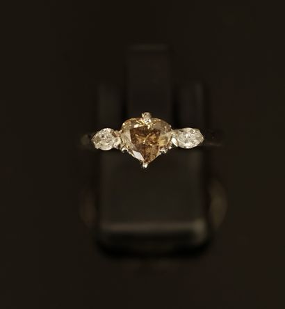 BAGUE en or gris 18k (750/°°) centrée d'un...