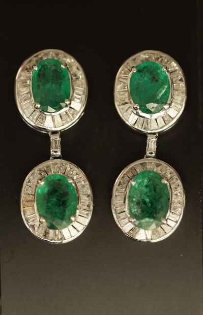 PAIRE DE PENDANTS D'OREILLES en or gris 18k...