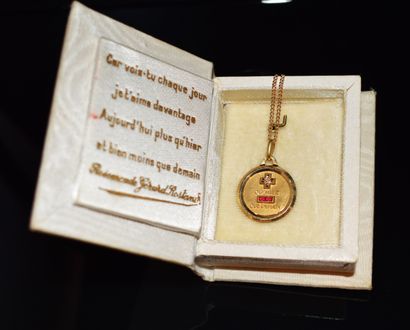 AUGIS - PENDENTIF en or jaune 18K (750/°°),...