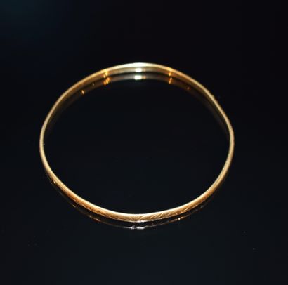 BRACELET JONC en or jaune 18k (750/°°), fil...