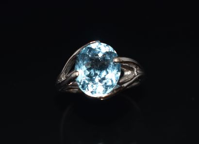 BAGUE en or blanc 18k (750/°°), centrée d’une...
