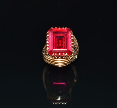BAGUE en or jaune 18k (750/°°), corps multibrin...
