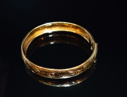 BRACELET JONC en or jaune 18k (750/°°) guilloché...