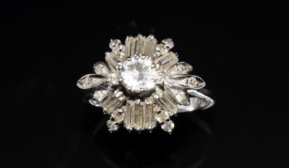 BAGUE en or blanc 18k (750/°°), jupe centrée...
