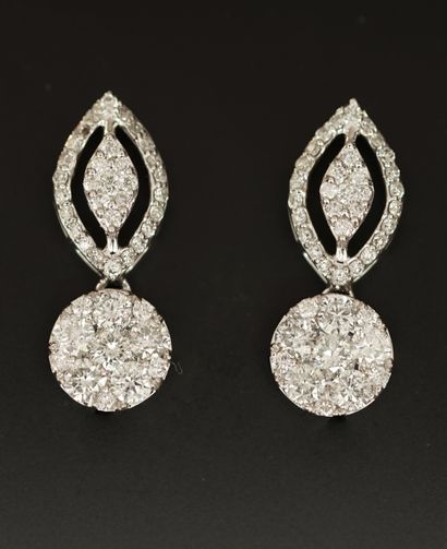PAIRE DE PENDANTS D'OREILLES en or gris 18K...