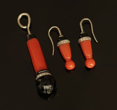 ENSEMBLE composé d'une PAIRE DE PENDANTS...