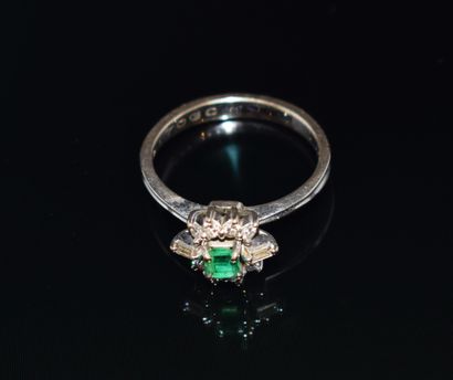 BAGUE MARGUERITE en or blanc 18k (750/°°)...