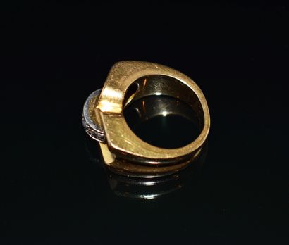 BAGUE TANK en or jaune 18K (750/°°) ornée...