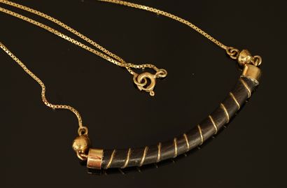 COLLIER en or jaune 18K (750/°°), orné d’ébène...