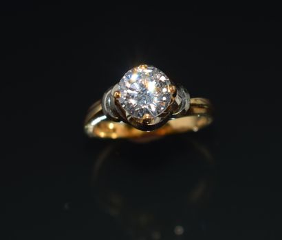 BAGUE en or jaune 18k (750/°°), ornée d’un...