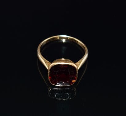 BAGUE en or jaune 18K (750/°°) ornée d’un...