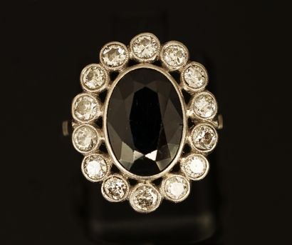 BAGUE POMPADOUR en platine 850/°° centrée...