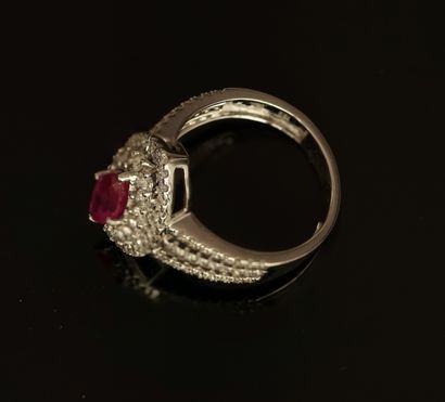 BAGUE en or gris 18k (750/°°) centrée d'un...