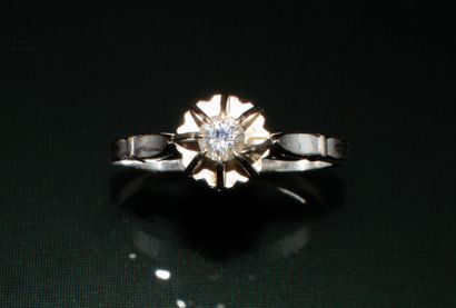 BAGUE SOLITAIRE en or blanc 18K (750/°°)...