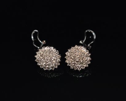 PAIRE DE BOUCLES D’OREILLES en or blanc 18k...