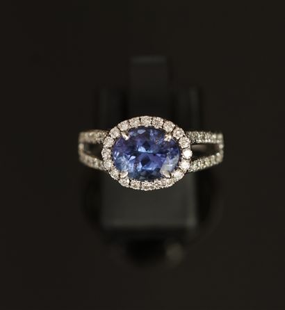 BAGUE en or gris 18K (750/°°) serti d'une...