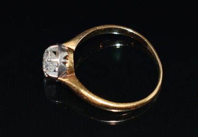 BAGUE en or jaune 18K (750/°°) ornée d’un...