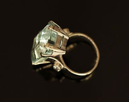 BAGUE en or gris 18k (750/°°) sertie d'une...