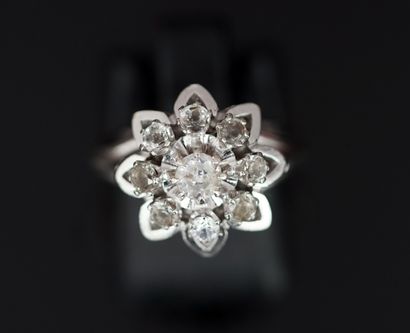 BAGUE or blanc 18k forme de fleur sertie...