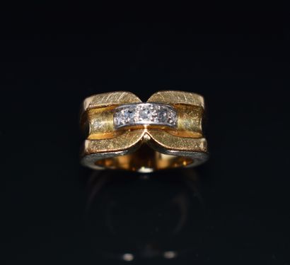 BAGUE TANK en or jaune 18K (750/°°) ornée...