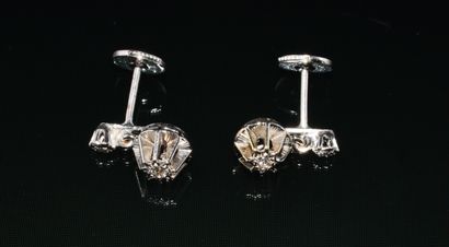PENDANTS D’OREILLES en or blanc 18k (750/°°)...
