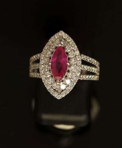 BAGUE en or gris 18k (750/°°) centrée d'un...