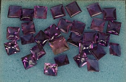 LOT D'AMETHYSTES cabochons carrés, 30 pièces...