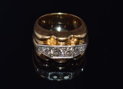 BAGUE en or jaune 18K (750/°°) jonc godronnée...