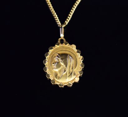 MEDAILLE en or jaune 18K (750/°°) ornée de...